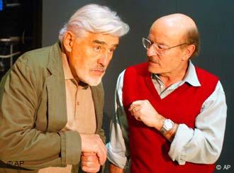 ** Regisseur Volker Schloendorff, rechts, und Schauspieler Mario Adorf, links, unterhalten sich am 3. Maerz 2004 nach einer Fotoprobe des Theaterstuecks "Enigma". Die Premiere des Stueckes war am 11. Maerz 2004 im Berliner Renaissance-Theater. (AP Photo/Franka Bruns)