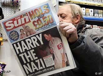 Prinz Harry mit Nazi-Kostüm auf dem Sun-Titel