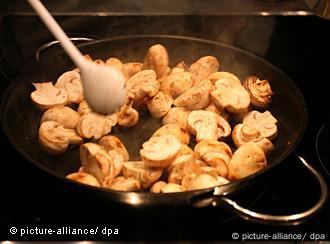 Deutschland Kochen Essen Pilze in der Pfanne