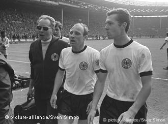 Finale der Fußballweltmeisterschaft 1966 im Londoner Wembleystadion - Uwe Seeler und Franz Beckenbauer (30.7.66)