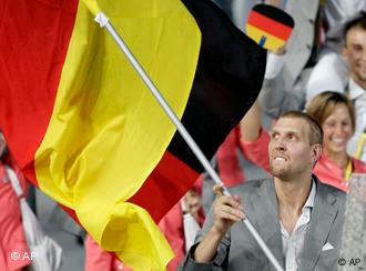 Dirk Nowitzki als Flaggenträger bei der Eröffnungsfeier in Peking