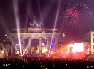 Menschenmenge vor dem Brandenburger Tor (Foto: AP)