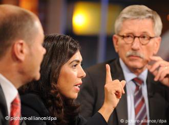 Ayguel Oezkan speaking with Thilo Sarrazin