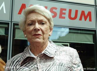 Ruth Leuwerik besuchte die Sonderausstellung "Die ideale Frau. Ruth Leuwerik und das Kino der fünfziger Jahre" (2004)